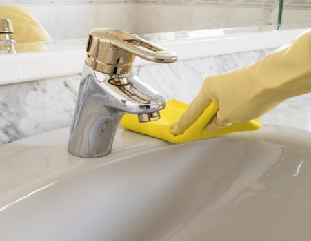 Careful cleaning of a SW3 building façade with access equipment